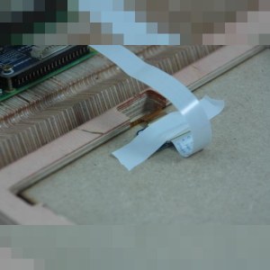 Attache de la nappe au fond du cadre